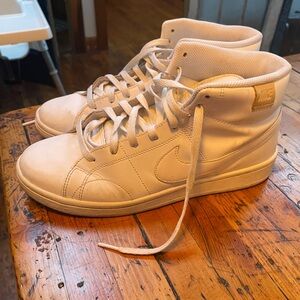 Nike women’s sneakers 9.5 
Lightly used but good condition 
Minor wear and tear